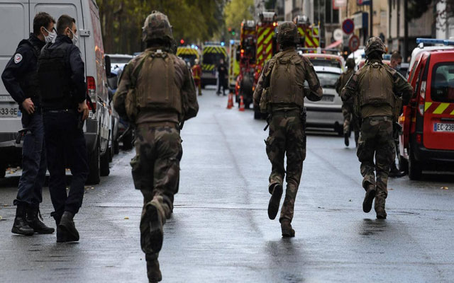قرب مكاتب "شارلي إيبدو" سابقا..إصابة 4 أشخاص في باريس إثر تعرضهم للطعن