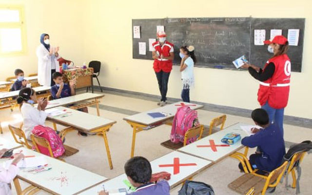 القافلة التحسيسية  للهلال الأحمر المغربي بالنواصر  تحط الرحال بمدرسة  البوزانيين 