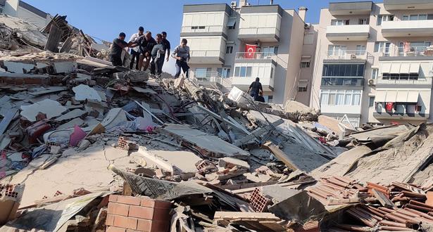 أربعة قتلى و120 جريحا في تركيا بعد زلزال شديد القوة