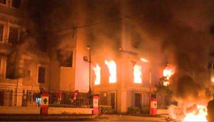 بعد حريق المحكمة.. محتجون يضرمون النار ببلدية طرابلس اللبنانية (مع فيديو)