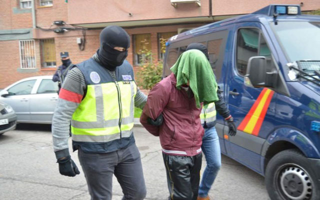 إسبانيا .. إلقاء القبض على ثلاثة إرهابيين جزائريين في برشلونة