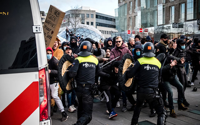 اشتباكات عنيفة بين متظاهرين والشرطة الهولندية ضد حظر التجول( مع فيديو)