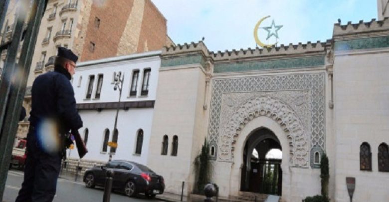 وزير الداخلية الفرنسي يعلن إغلاق 9 مساجد !