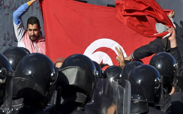 تونس.. احتجاجات تطالب بـ"إسقاط النظام وحركة النهضة الإخوانية"