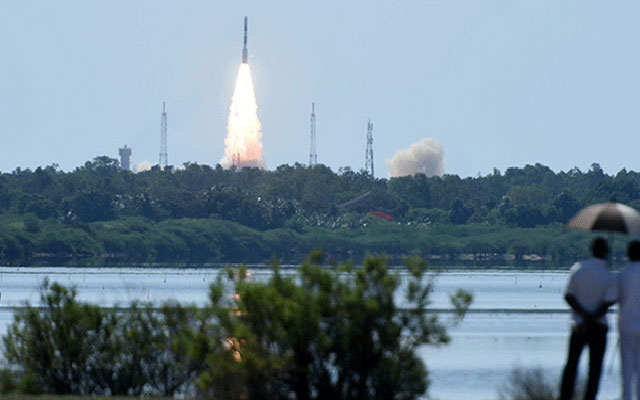 الهند تطلق 19 قمرا اصطناعيا لرصد الأرض