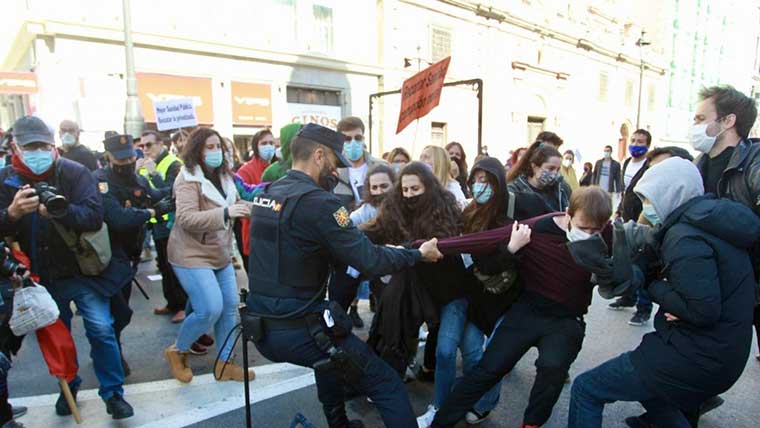 إسبانيا.. تواصل الاحتجاجات بعد سجن مغنّي راب شهير بتهمة "إهانة النظام الملكي"