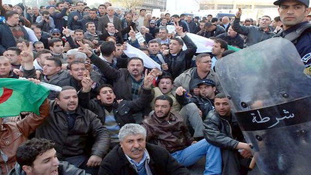 غليان في الشارع الجزائري والنقابات تهدد بانفجار اجتماعي