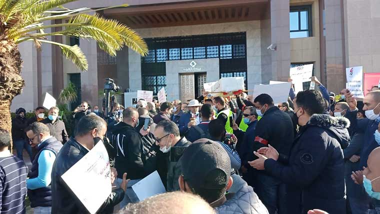 مهنيو النقل السياحي بمراكش يُشهرون ورقة الاحتجاج أمام بنك المغرب