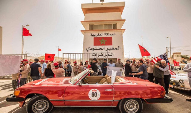 أعضاء نادي 855 مغاربة العالم للسيارات العتيقة يعلنون من معبر الكركرات دعمهم للجيش