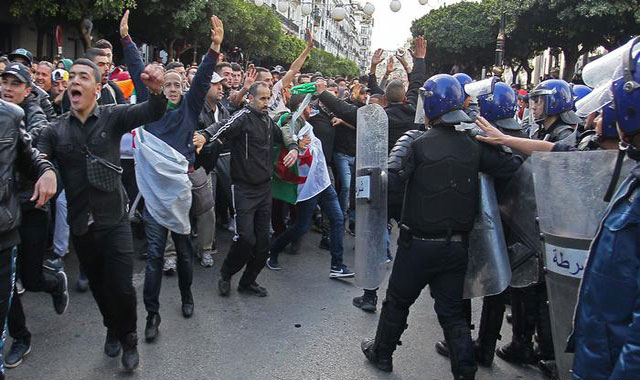 في الذكرى الثانية للحراك .. موجة اعتقالات واسعة في صفوف المتظاهرين المناهضين للنظام الجزائري