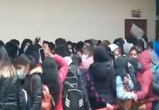 مصرع 7 طلاب سقطوا من الطابق الرابع لمبنى جامعي (مع فيديو)