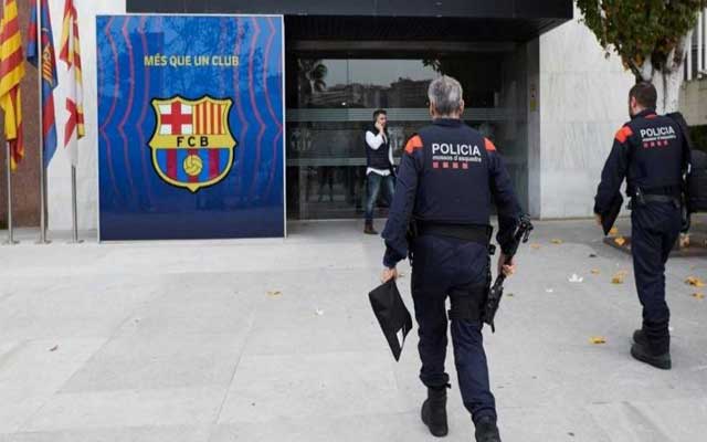 عمليات تفتيش في مقر نادي برشلونة واعتقال لاعبين ومسؤولين من ضمنهم “بارتوميو”