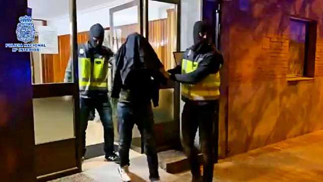 إسبانيا.. اعتقال ناشط من "البوليساريو" بتهمة التحريض على ارتكاب أعمال إرهابية ضد مصالح المغرب