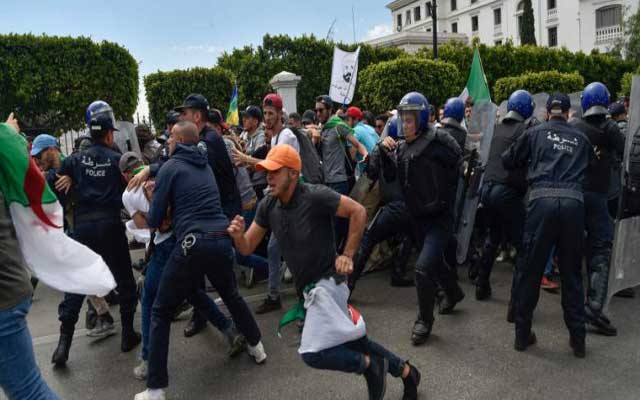 الحراك الشعبي...الأمن الجزائري يتدخل بشكل وحشي ضد الطلبة