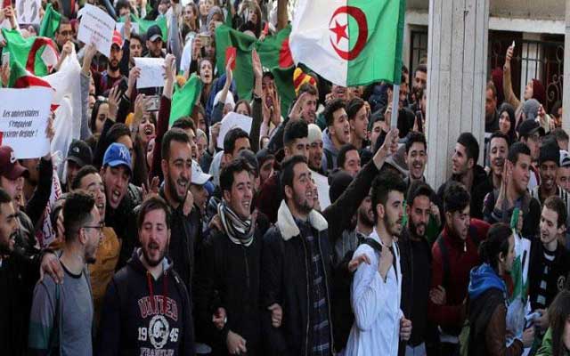 طلبة الجزائر يخرجون في تظاهرة حاشدة للمطالبة برحيل نظام "العسكر"