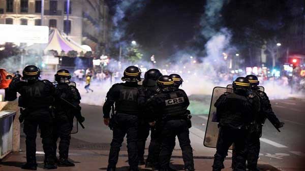 مدينة ليون الفرنسية تعيش على وقع أعمال عنف واشتعال النيران (مع فيديو)