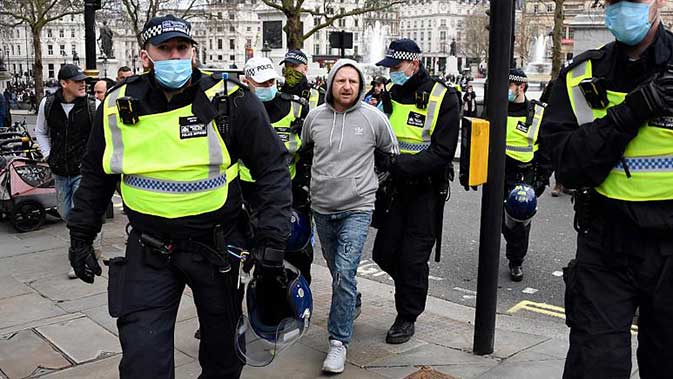 البوليس البريطاني "يُمرمد" متظاهري رفض الحجر الصحي ويعتقل هذا العدد