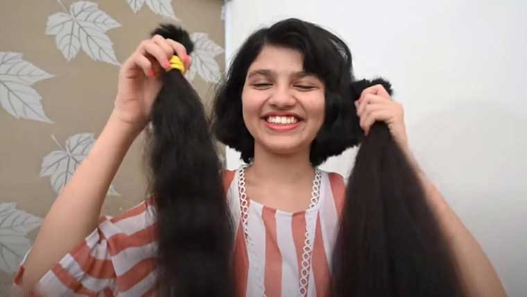 فتاة تقص شعرها بعد أن داومت على إطالته 12 عاما (مع فيديو)