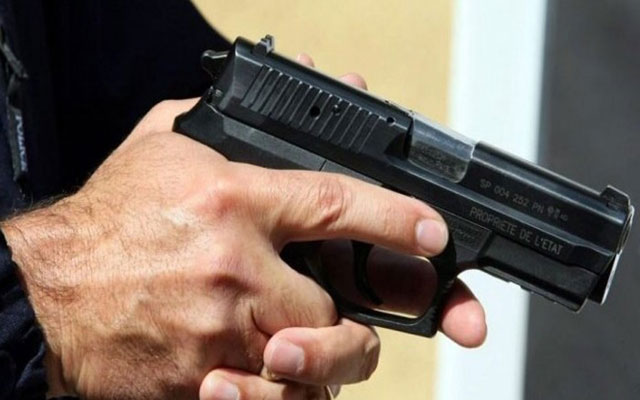 مقدم شرطة يستعمل سلاحه الوظيفي لتوقيف قاصر عرض حياة المواطنين للخطر