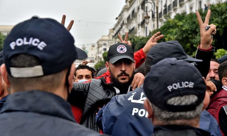 الجزائر: حبس عشرات مؤقتا بعد اعتقالهم في مسيرات الجمعة لـ117