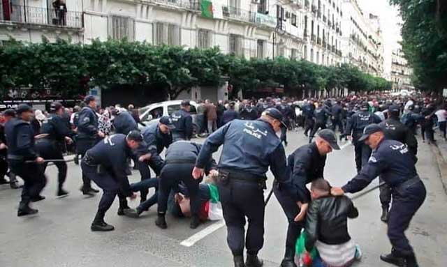 جمعة الغضب.. الأمن الجزائري يتدخل بوحشية ضد نشطاء الحراك ويشن حملة اعتقالات (مع فيديو)