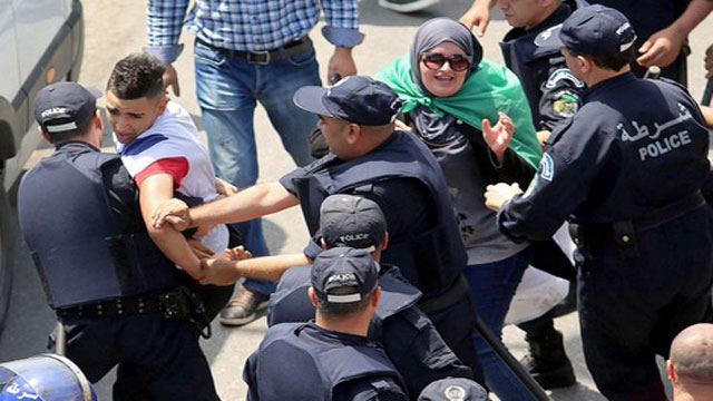 محامي جزائري: نظام قصر المرادية يرفض التغيير والعنف هو لغته