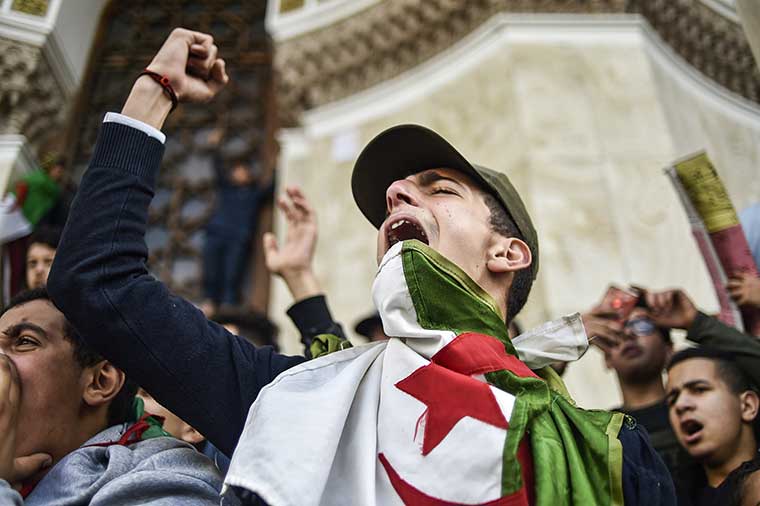 نشطاء ومحللون: الحراك الشعبي بالجزائر لن تنال منه اتهامات نظام العسكر ولن يضعفه القمع