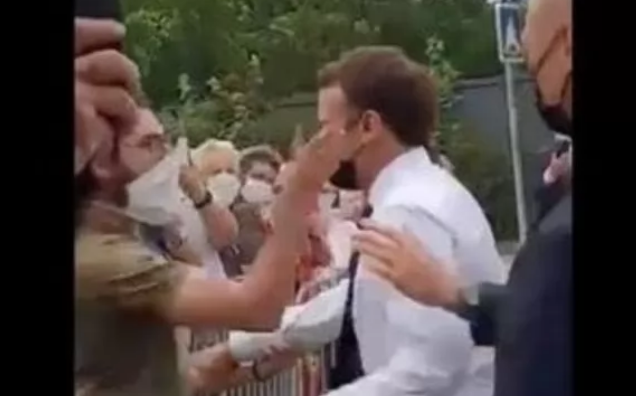 صفع الرئيس الفرنسي إيمانويل ماكرون (مع فيديو)