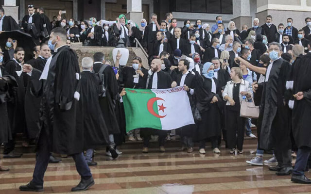 محامو الجزائر يشلون القضاء بسبب اعتقال زميلهم
