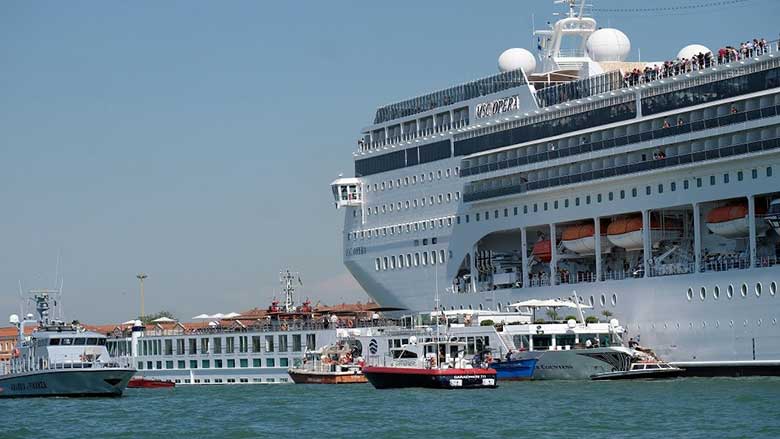 إبحار أول سفينة سياحية في البندقية يثير جدلا بين مؤيدين ومعارضين