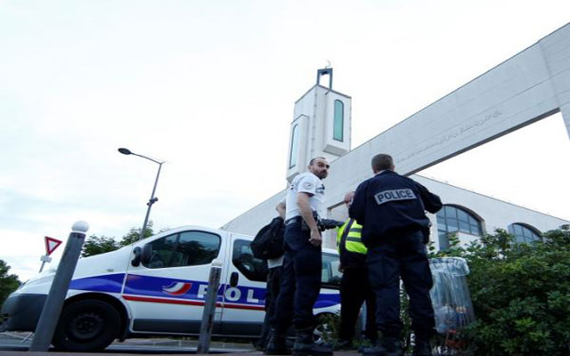 الداخلية الفرنسية تقيل إمامين من منصبهما وتهدد بإغلاق مسجد..إقرأ التفاصيل