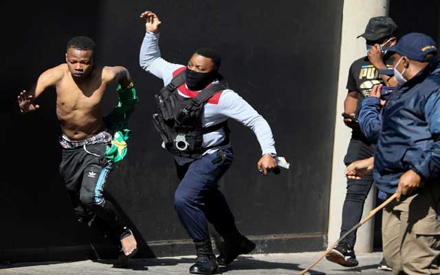 أعمال العنف في جنوب إفريقيا.. البعثات الدبلوماسية تدعو مواطنيها إلى توخي اليقظة