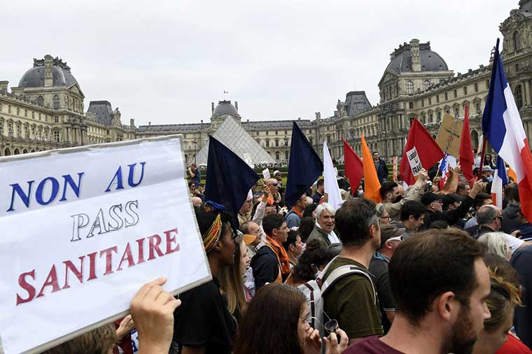 فرنسا على إيقاع التظاهرات ضد "الجواز الصحي" واشتباكات بين المحتجين
