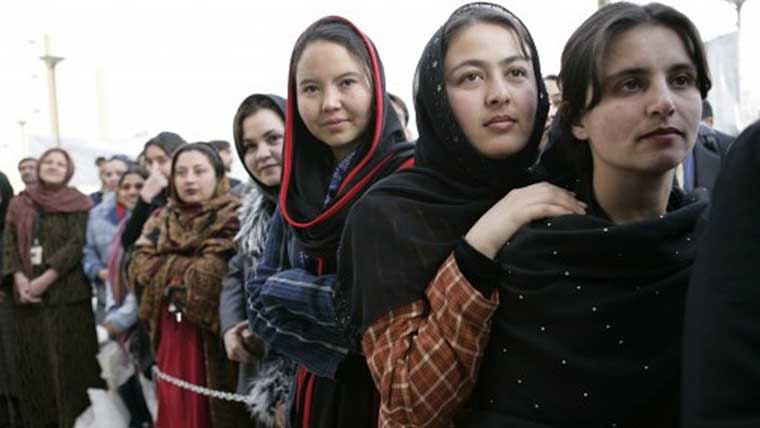 النساء هن الأكثر تأثرا.. أحلام الأفغانيات تتبخر مع انتصارات "البرقع"