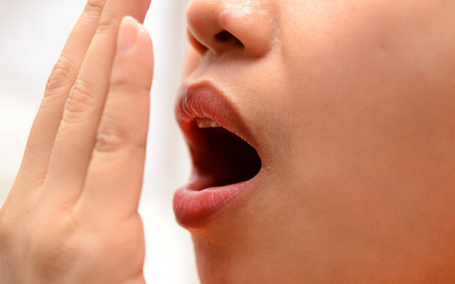 ما أسباب رائحة الفم الكريهة.. رغم العناية الجيدة؟