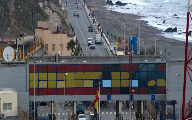 اسبانيا تمدد إغلاق الحدود البرية لسبتة ومليلية المحتلتين مع المغرب