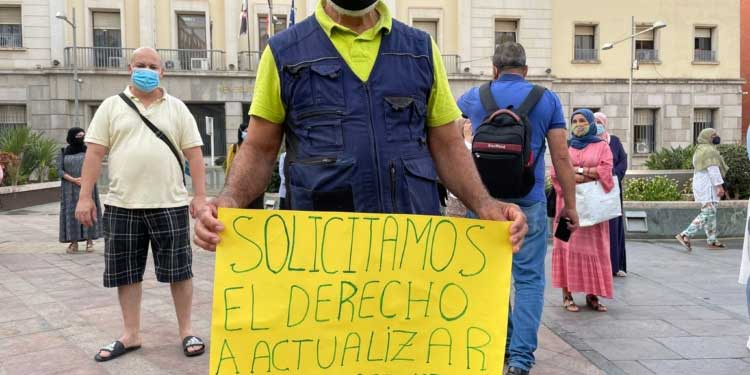 عمال الحدود بسبتة المحتلة يطالبون الحكومة الإسبانية بتسوية أوضاعهم