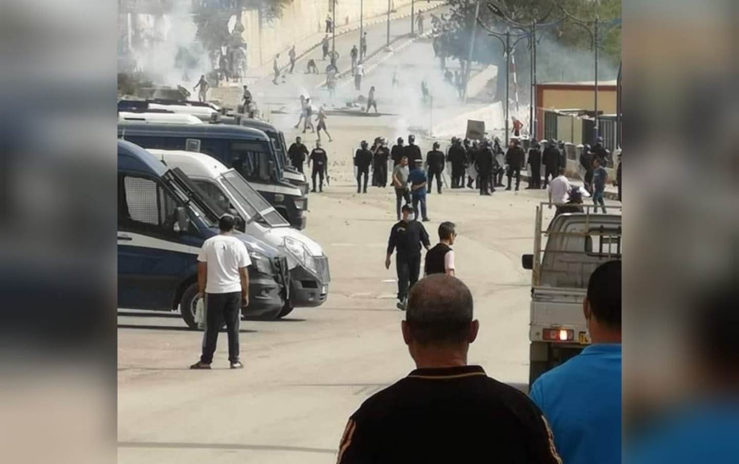 استعمال الغاز المسيل للدموع في مواجهة محتجي خراطة بالجزائر (مع فيديو)