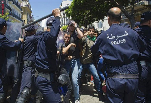 صحيفة جزائرية: السلطة تخوض حربا ضد الشعب