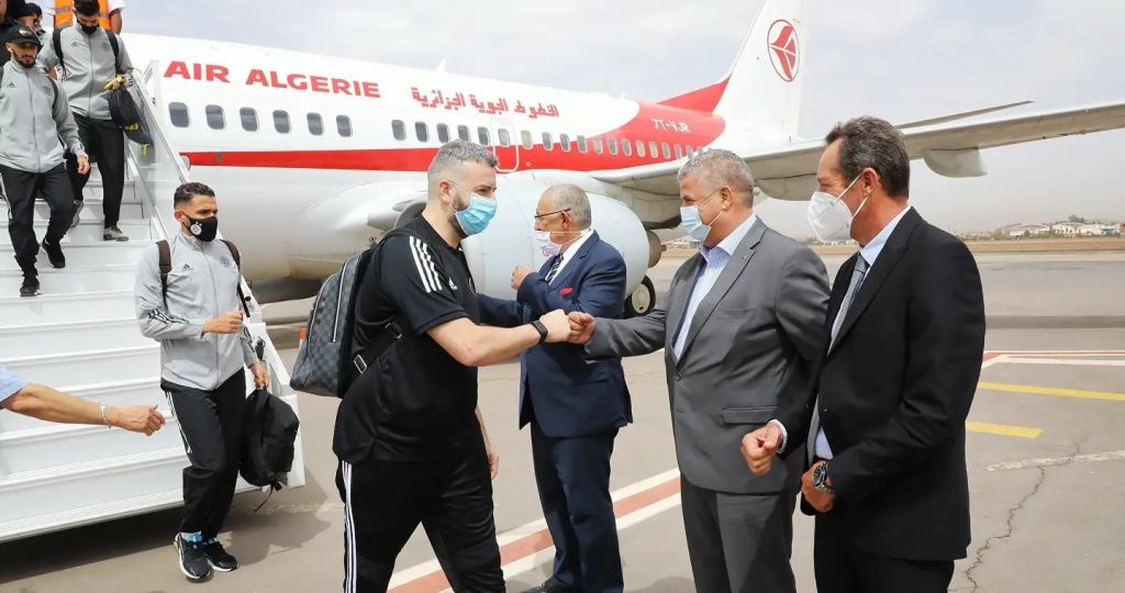 بعثة منتخب الجزائر تصل إلى مراكش رغم قطع العلاقات بين البلدين (صور)