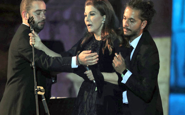 الفنانة ماجدة الرومي تفقد توازنها على مسرح مهرجان جرش
