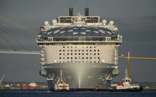 "عجيبة البحار" أكبر سفينة سياحية في العالم تدخل الخدمة