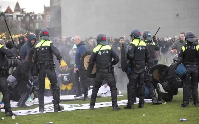 شرطة هولندا تقمع بوحشية متظاهرين ضد القيود الصحية في أمستردام(مع فيديو)