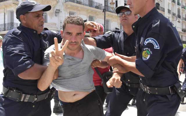 المخابرات الجزائرية تعتقل شخصا بسبب "الخُضر والحليب"..إقرأ التفاصيل
