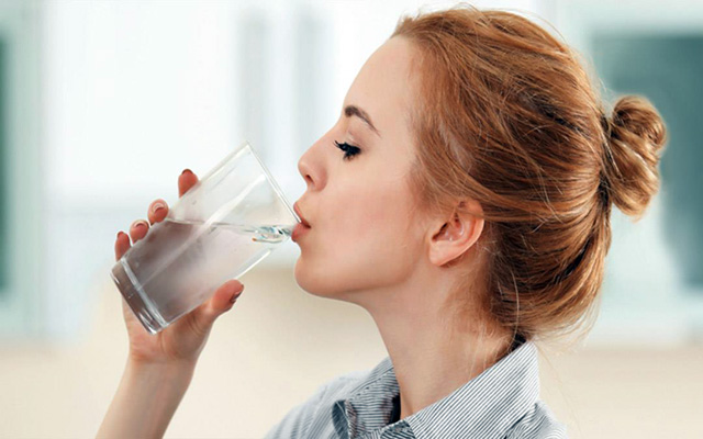 كيفية تأثر البشرة قبل وبعد شرب الماء