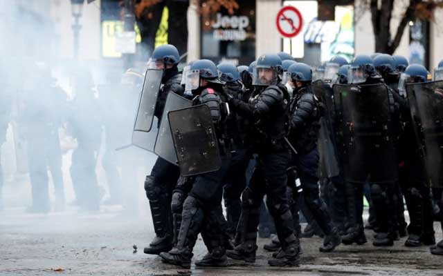 شرطة فرنسا تستعمل الغاز المسيل للدموع لتفريق المحتجين ضد جواز التلقيح(مع فيديو)