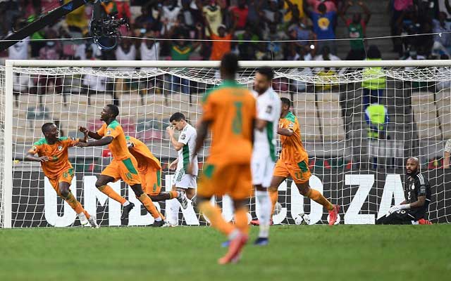 "كاف" يغرم منتخب الجزائر بسبب سلوك جماهيره أمام كوت ديفوار