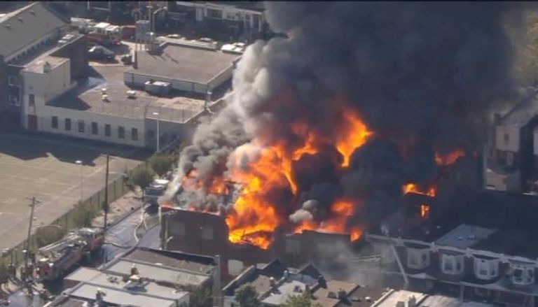 حريق يلتهم 13 شخصا من بينهم 7 أطفال بمبنى تابع للحكومة بفيلادلفيا