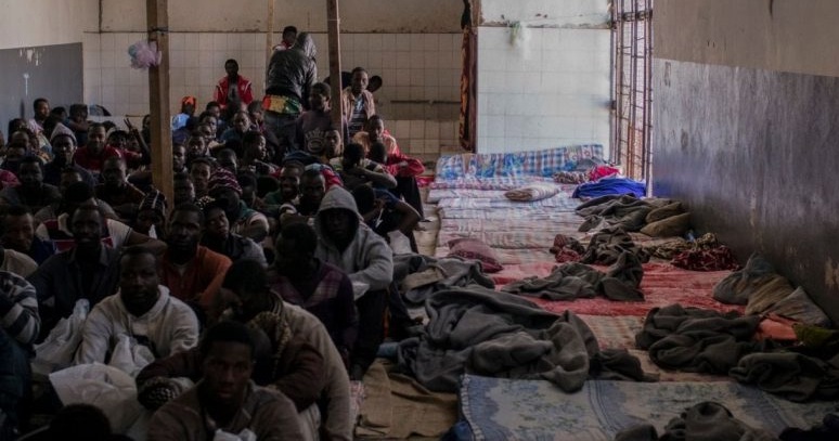 تعذيب وتجويع واحتجاز.. تقرير لمنظمة ليبية يكشف معاناة المغاربة بليبيا