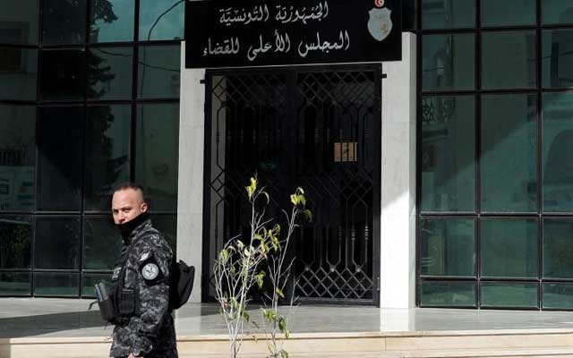 الشرطة التونسية تغلق مقر المجلس الأعلى للقضاء وتمنع دخول الموظفين